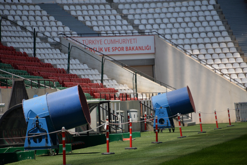 Amedspor'un stadı yenileniyor: Dev fanlar çimlere devamlı hava üflüyor - Resim : 1