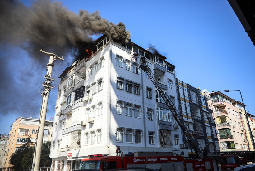 Alevlerin ortasında can pazarı: Teras korkuluğundan sarkıp kurtarılmayı beklediler - Resim : 1