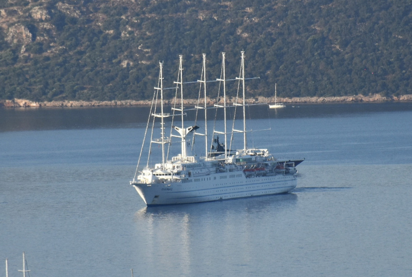 335 metrelik dev gemi limana yanaştı: Binlerce turist ilçeye akın etti - Resim : 3