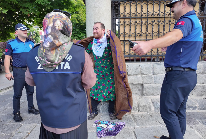 Dilenci kadın bir anda yüzünü açtı! Zabıtalar şaştı kaldı - Resim : 2
