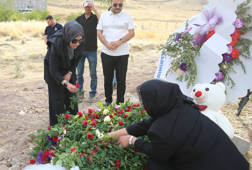 Narinciğin mezarına ziyaretçi akını: Yakın illerden gelip ağlıyorlar - Fotoğraf: 10