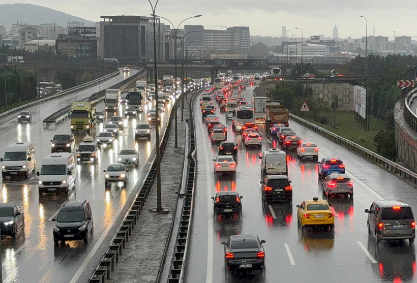 Yağmur İstanbulluları esir aldı! Duraklar tıklım tıklım yollar kilit - Resim : 1
