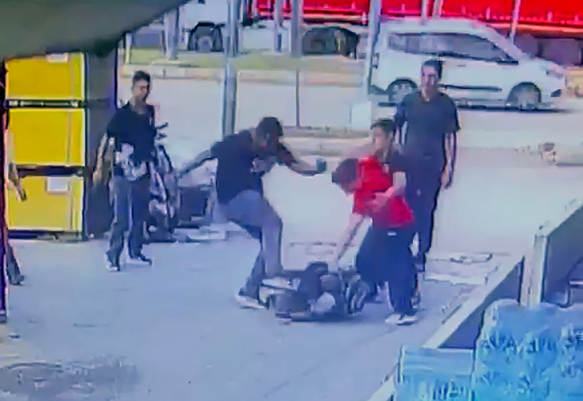 İki çocuk akranını acımasızca dövüp yerde sürükledi: O anlar kamerada - Resim : 1