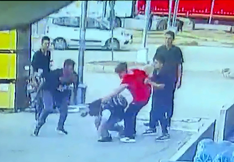 İki çocuk akranını acımasızca dövüp yerde sürükledi: O anlar kamerada - Resim : 4