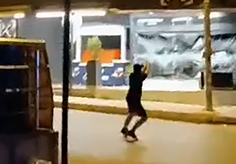İş yerine kurşun yağdıran 2 çocuk tutuklandı: Biri ateş etti diğeri videoya çekti - Resim : 1