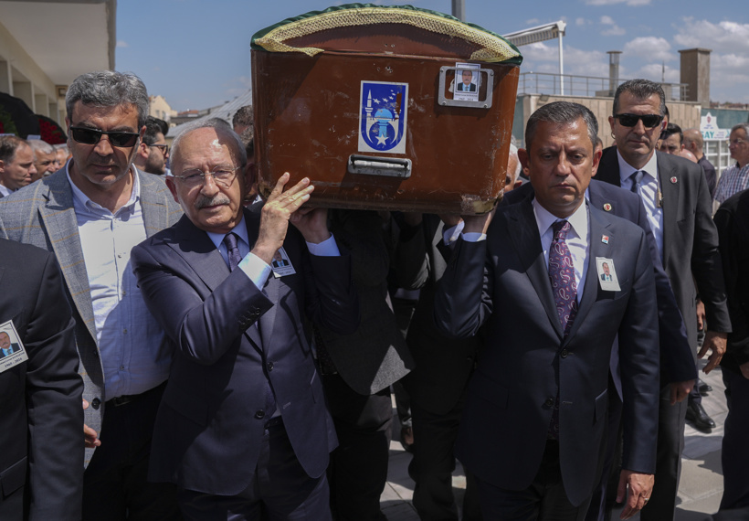 aa-20240419-34312233-34312232-chp-genel-baskani-ozel-partisinin-tbmm-grup-muduru-bayraktarin-cenazesine-katildi.jpg