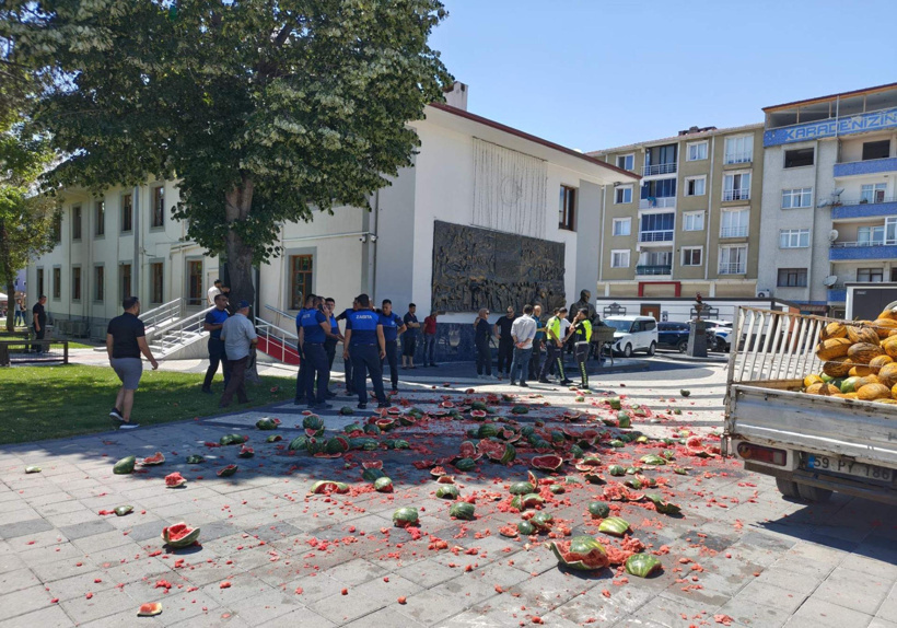 Zabıtaya öfkelendi: Karpuzları belediye önünde parçaladı - Resim : 1
