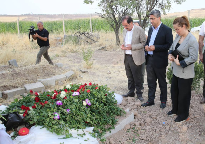 Narinciğin mezarına ziyaretçi akını: Yakın illerden gelip ağlıyorlar - Fotoğraf: 9
