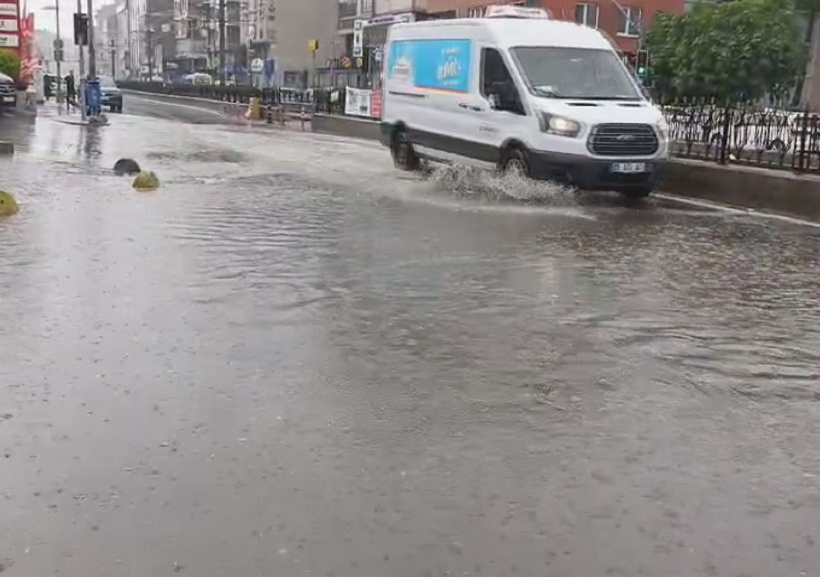 İstanbul'da sağanak şiddetli başladı! Çok sayıda ilçeyi su bastı: AKOM ve Valilik peş peşe uyardı - Resim : 1
