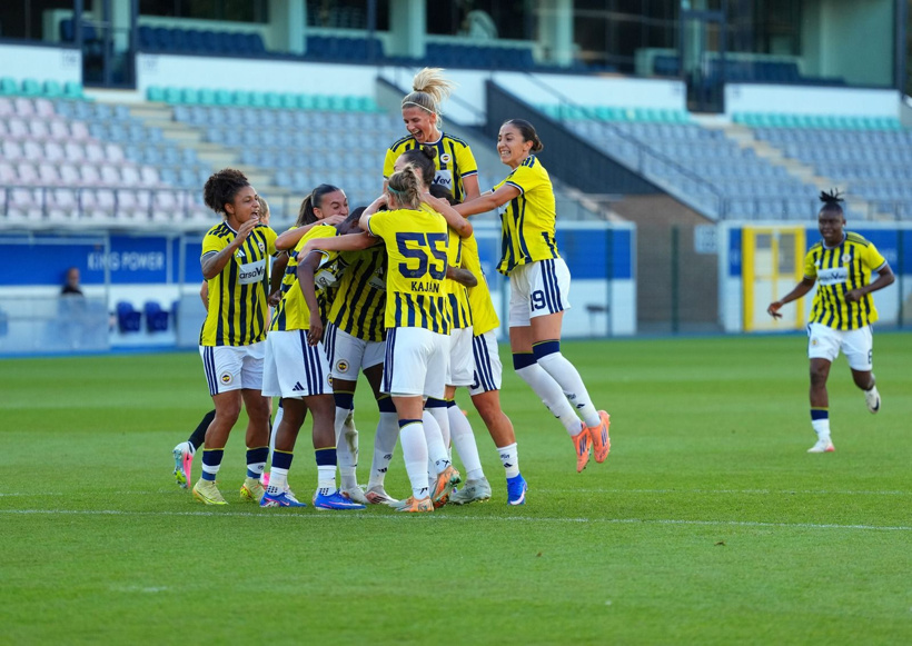 Fenerbahçe'nin Şampiyonlar Ligi'nden elendiği maçta skandal: Hakemin etrafı sarıldı - Fotoğraf: 2