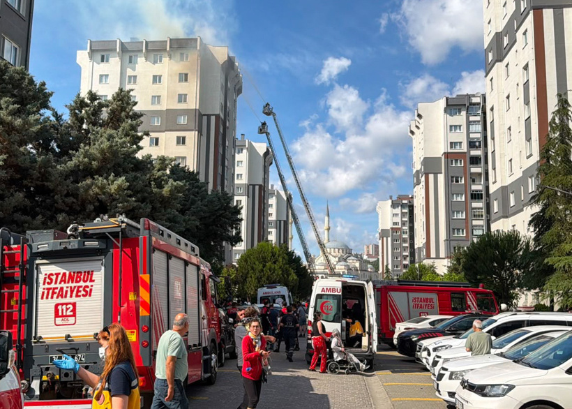 Küçükçekmece'de çatı alev alev yandı: 10 kişi hastaneye kaldırıldı - Resim : 2