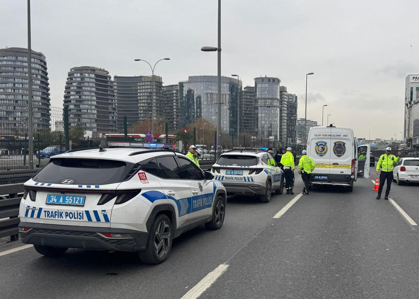 aa-20241203-36364749-36364748-istanbulda-d100-kara-yolunda-torpil-patlatip-polise-direnen-kisi-gozaltina-alindi.jpg