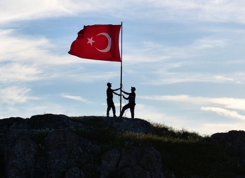 Al sancak parlasın diye 2 saat tırmandılar: Gururla dalgalandırdılar - Fotoğraf: 5