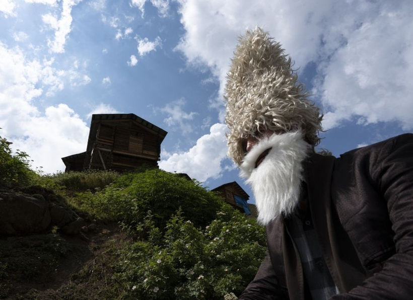 150 yıldır bu köyde yapılıyor: Yüzlerine maske takıp kız kaçırmak için kapı kapı dolaşıyorlar - Fotoğraf: 7