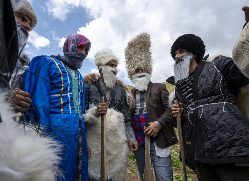 150 yıldır bu köyde yapılıyor: Yüzlerine maske takıp kız kaçırmak için kapı kapı dolaşıyorlar - Fotoğraf: 6