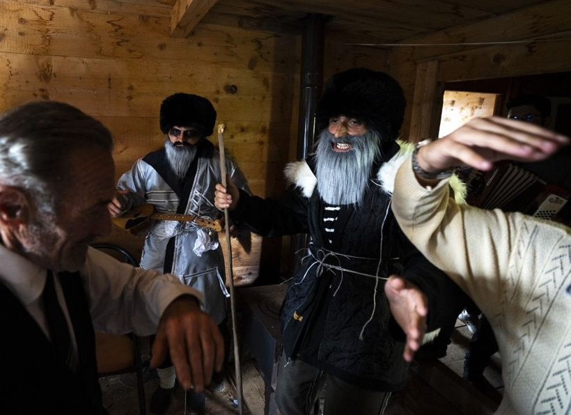150 yıldır bu köyde yapılıyor: Yüzlerine maske takıp kız kaçırmak için kapı kapı dolaşıyorlar - Fotoğraf: 4