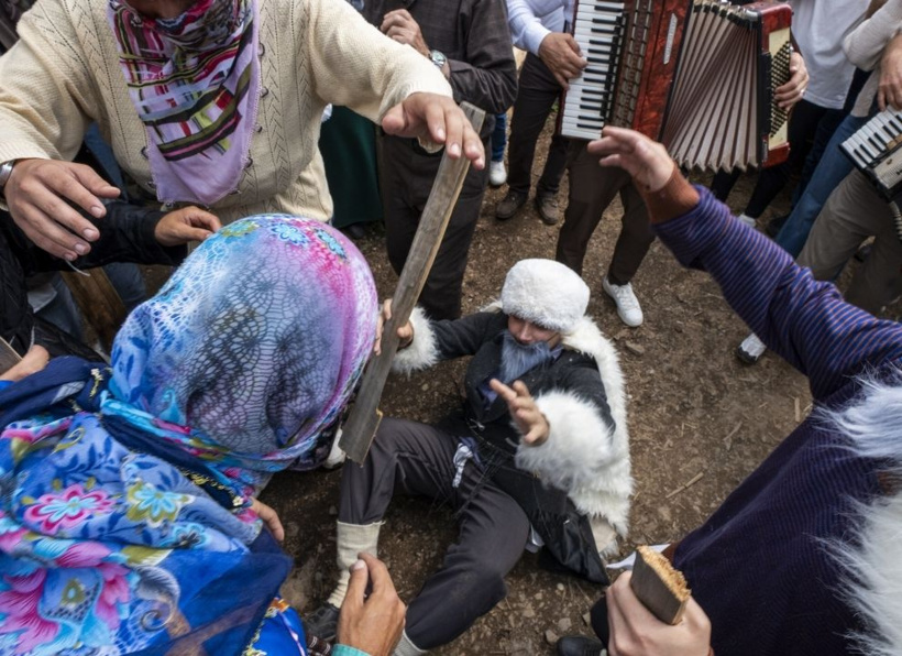 150 yıldır bu köyde yapılıyor: Yüzlerine maske takıp kız kaçırmak için kapı kapı dolaşıyorlar - Fotoğraf: 17