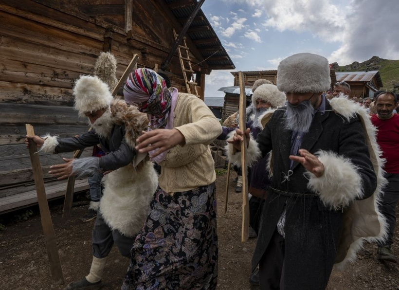 150 yıldır bu köyde yapılıyor: Yüzlerine maske takıp kız kaçırmak için kapı kapı dolaşıyorlar - Fotoğraf: 16