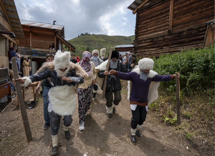 150 yıldır bu köyde yapılıyor: Yüzlerine maske takıp kız kaçırmak için kapı kapı dolaşıyorlar - Fotoğraf: 15