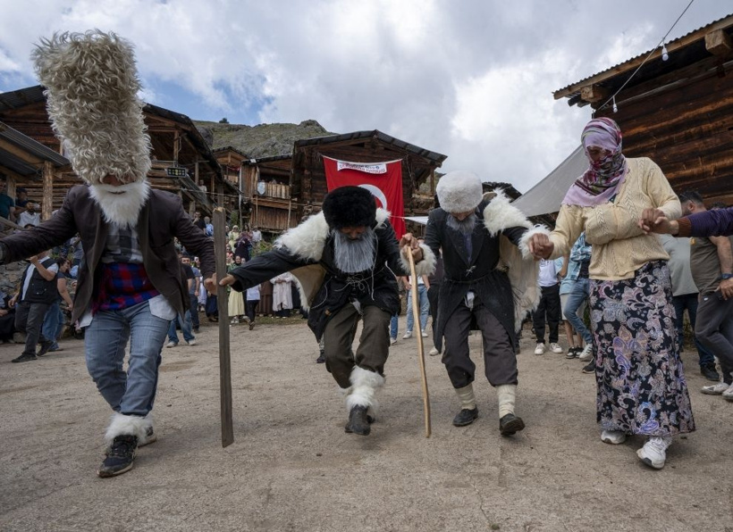 150 yıldır bu köyde yapılıyor: Yüzlerine maske takıp kız kaçırmak için kapı kapı dolaşıyorlar - Fotoğraf: 13