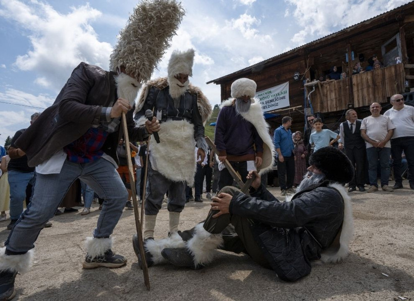 150 yıldır bu köyde yapılıyor: Yüzlerine maske takıp kız kaçırmak için kapı kapı dolaşıyorlar - Fotoğraf: 20