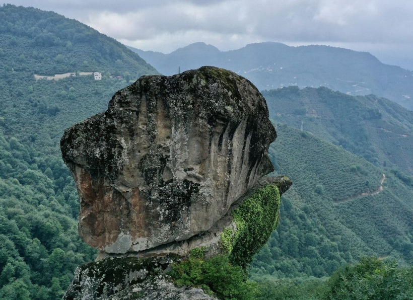 Taş üstüne taş koymuşlar gibi: Gelin Kayası gören herkesi şaşırtıyor - Fotoğraf: 7