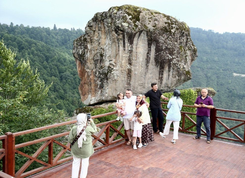 Taş üstüne taş koymuşlar gibi: Gelin Kayası gören herkesi şaşırtıyor - Fotoğraf: 3