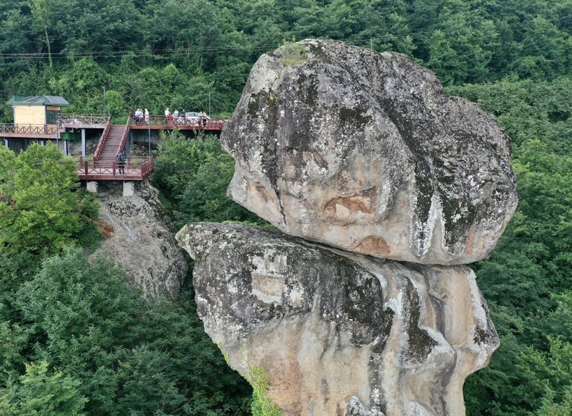 Taş üstüne taş koymuşlar gibi: Gelin Kayası gören herkesi şaşırtıyor - Fotoğraf: 4