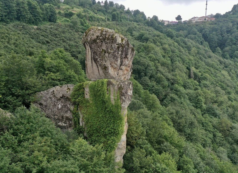 Taş üstüne taş koymuşlar gibi: Gelin Kayası gören herkesi şaşırtıyor - Fotoğraf: 2