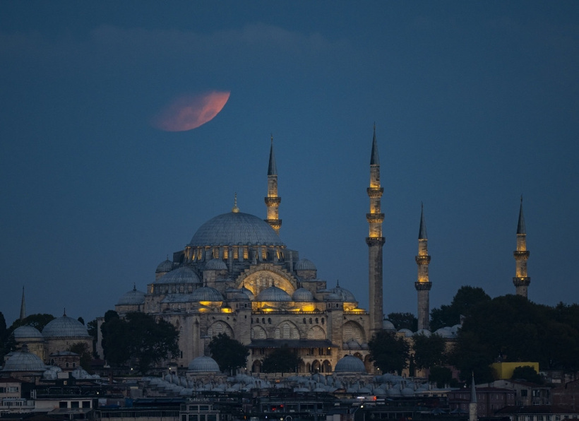 Ay tutulması böyle görüntülendi: İstanbul'dan Roma'ya görsel şölen yaşandı - Fotoğraf: 7