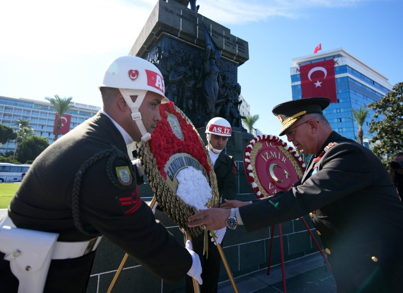 Kurtuluşun 104'üncü yılında zafer coşkusu İzmir sokaklarında! - Fotoğraf: 13