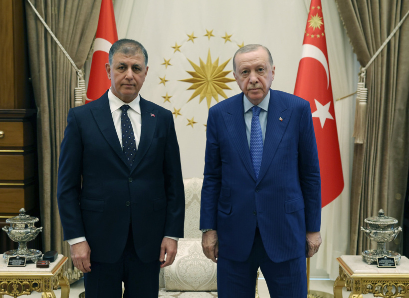 Özgür Özel 'Satanlar hain oğlu haindir' demişti: YENİ Parti'den Cemil Tugay'ı protesto hamlesi - Resim : 2