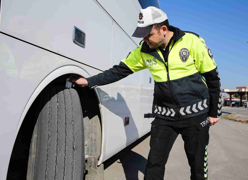 aa-20241201-36349017-36349014-adanada-yolcu-otobuslerinde-zorunlu-kis-lastigi-denetimi-yapildi-11zon.jpg