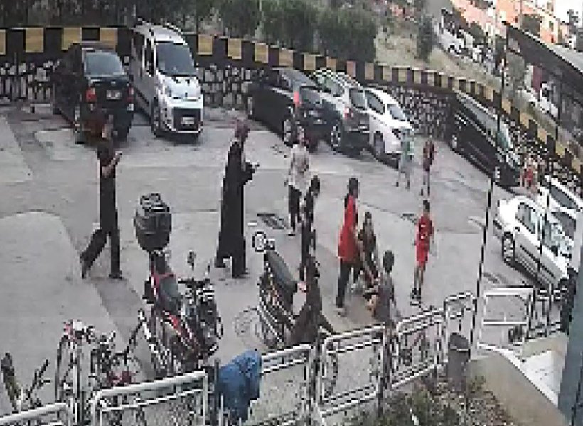 Küçük kız 12. kattan düştü, mucize eseri kurtuldu: O anlar kamerada - Resim : 2