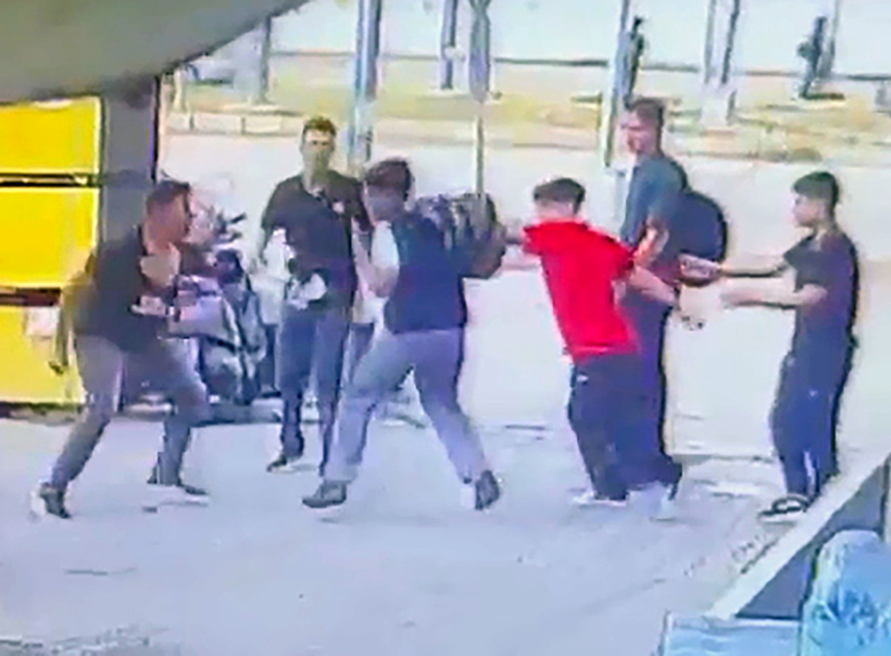 İki çocuk akranını acımasızca dövüp yerde sürükledi: O anlar kamerada - Resim : 3