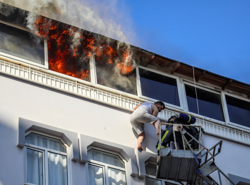 Alevlerin ortasında can pazarı: Teras korkuluğundan sarkıp kurtarılmayı beklediler - Resim : 3