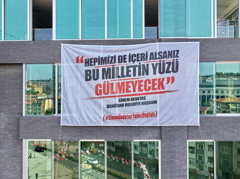 Sinem Dedetaş'ın posteri ve sözleri gece yarısı belediye binasından indirildi - Resim : 1