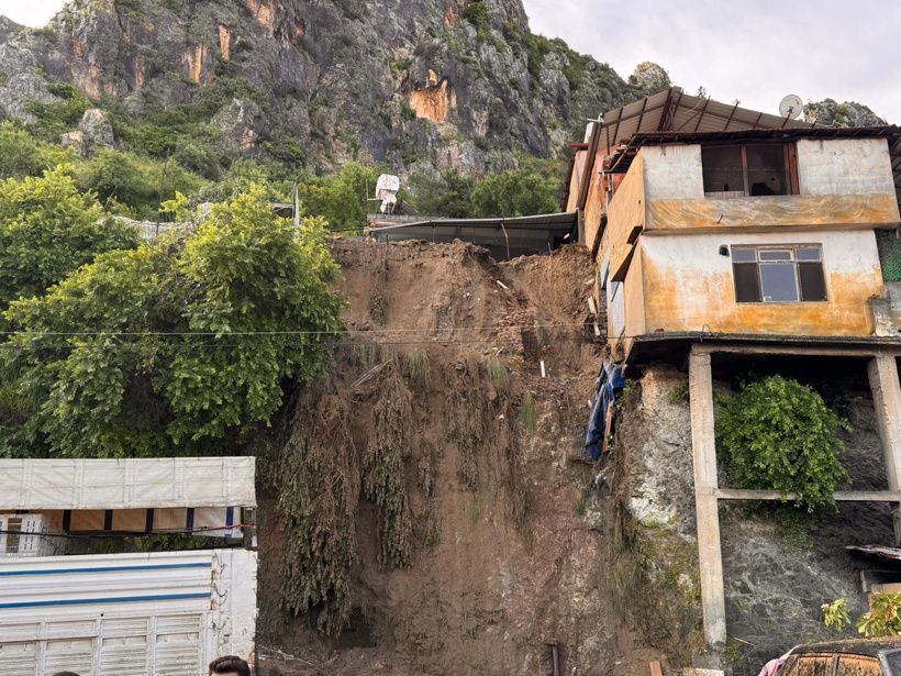 Hatay'da Asi Nehri taştı! Çöken ev ve yollarda can kaybı 2'te çıktı - Resim : 1