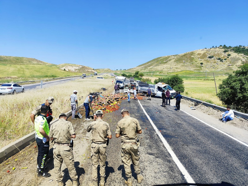 Kamyonetin lastiği patladı: Meyve sebzeler yola saçıldı - Resim : 5