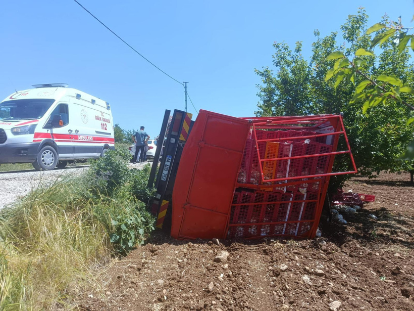 Tavuk taşıyan kamyon kaza yaptı: Sürücü yaralandı, çok sayıda tavuk öldü! - Resim : 1
