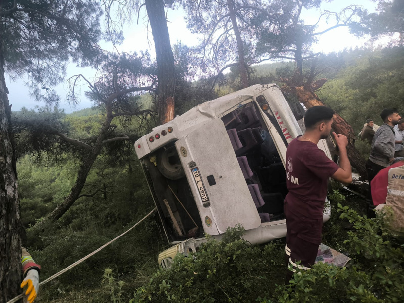 Son dakika | İzmir'de midibüs devrildi: Yaralılar var - Resim : 1
