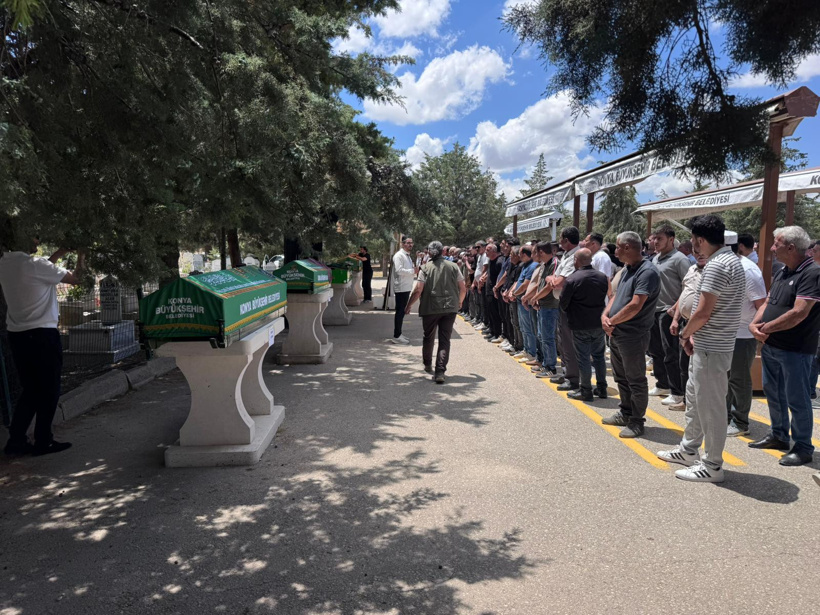 Isparta'da devrilen tur midibüsünde hayatını kaybedenler toprağa verildi - Resim : 3