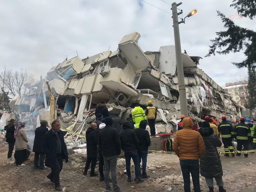 Depremde 31 kişiye mezar olan binaya 3 yıl sonra fezleke: Eski AKP'li müteahhit hala firarda - Resim : 1