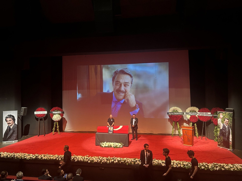 Yeşilçam'ın efsane ismi Kadir İnanır son yolculuğuna uğurlanıyor - Resim : 1