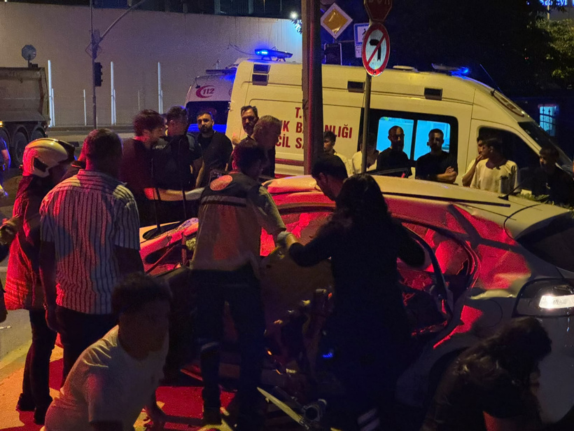 Refüjü aşıp ağaçlığa savruldu: 1'i ağır 4 yaralı! - Resim : 1