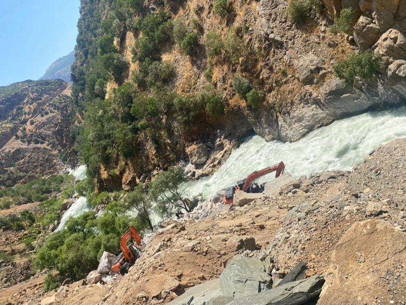Çayda kaybolan genci bulmak için dev kayalar kırıldı: Sınır ötesi arama yapıldı - Resim : 3