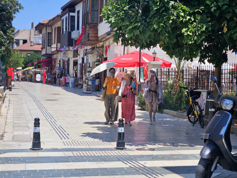 Antalya'da ezber bozan görüntü! Ruslar denize akın ederken onlar şemsiyeyle geziyor - Resim : 2
