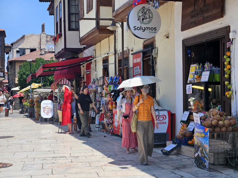 Antalya'da ezber bozan görüntü! Ruslar denize akın ederken onlar şemsiyeyle geziyor - Resim : 1