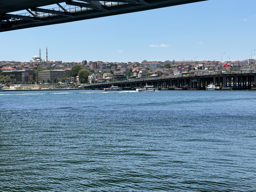 Haliç’te tur teknesi köprü ayağına çarptı: Gemi personeli denize düştü, arama çalışmaları sürüyor - Resim : 1