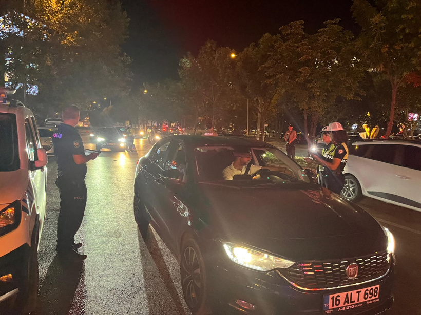 Polis 3 ilçede sokağa indi: Aranan 21 kişi yakalandı - Resim : 1